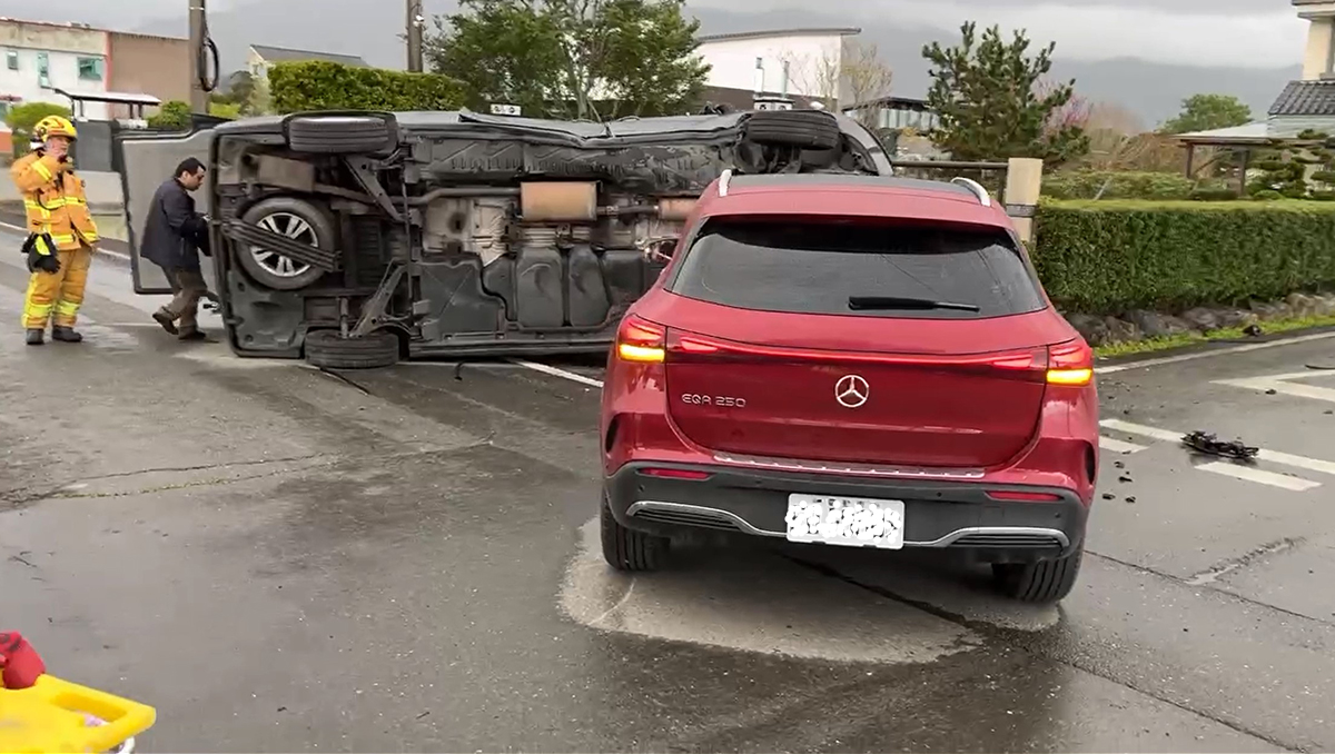 賓士休旅車撞福斯箱型車 福斯翻覆11人送醫 - https://www.watchmedia01.com