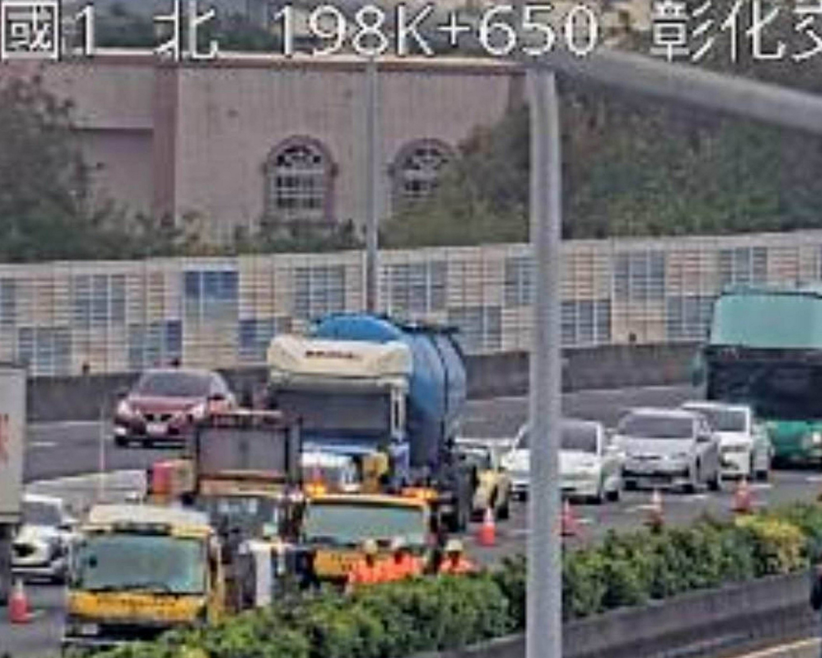 狗闖國道釀車禍　轎車閃避失控翻覆 兩人輕傷送醫 - https://www.watchmedia01.com