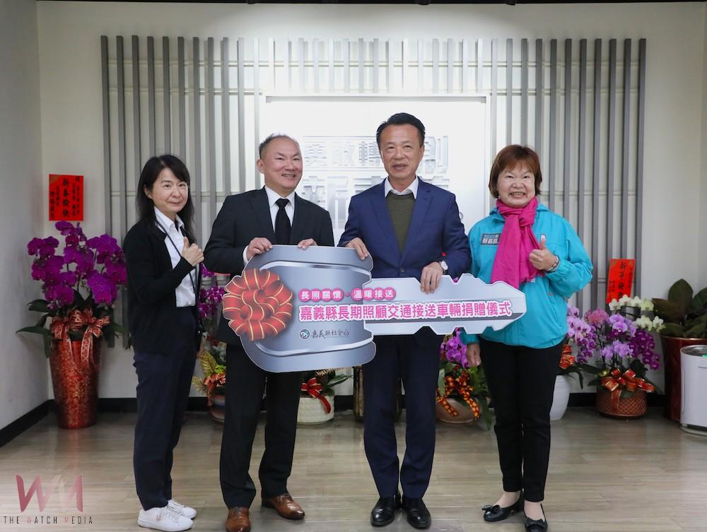 亞德客有美公益慈善基金會到嘉義縣濟助弱勢家庭。（圖/嘉義縣政府提供）