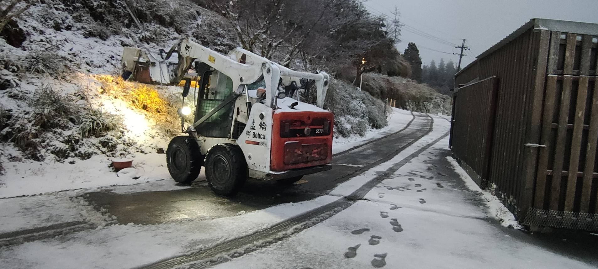 氣溫驟降！太平山一片雪白冰霜厚度一度達兩公分 - https://www.watchmedia01.com