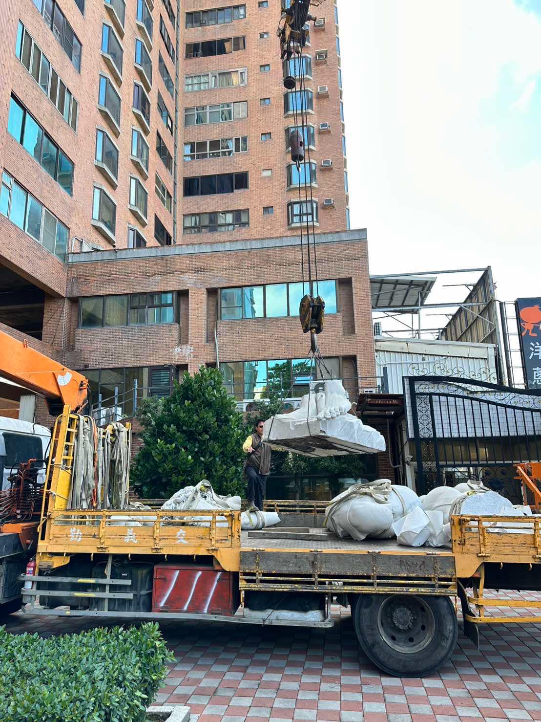 彰化地標大衛雕像 挺過921卻不敵強震  四分五裂運離現場 - https://www.watchmedia01.com