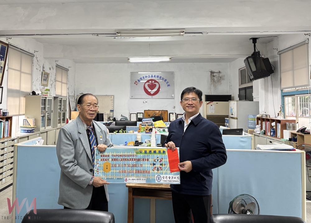 台電嘉義區處處長許墩貴（右）親自率隊，舉辦「關懷年長者，公益送暖」活動。（圖/記者陳惲朋翻攝）