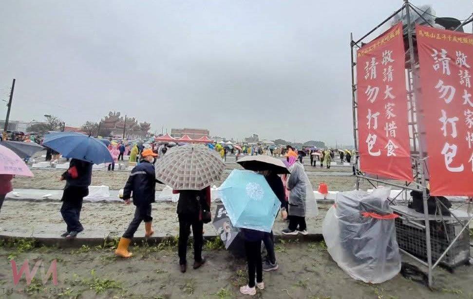 元宵「吃飯擔」萬人齊聚　臺西警冒雨交管守護平安 - https://www.watchmedia01.com