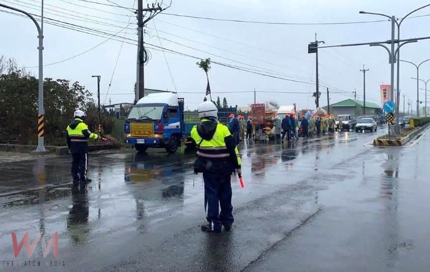 元宵「吃飯擔」萬人齊聚　臺西警冒雨交管守護平安 - https://www.watchmedia01.com