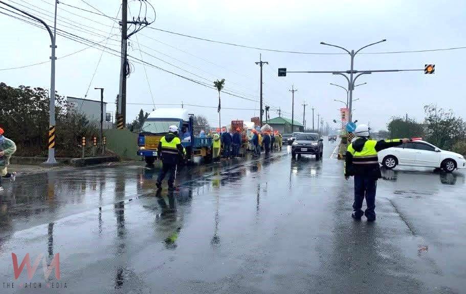 元宵「吃飯擔」萬人齊聚　臺西警冒雨交管守護平安 - https://www.watchmedia01.com