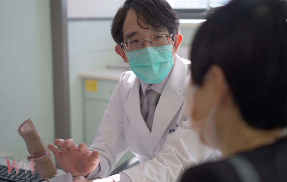▲嘉基醫院朱峻庭醫師向患者說明治療方式。（圖/嘉基提供）