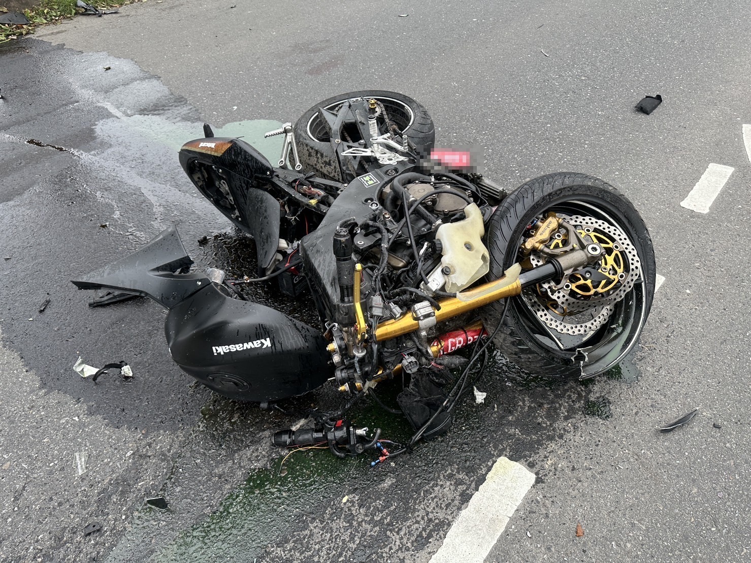 重機路口與自小客貨車碰撞 騎士噴飛重傷不治 - https://www.watchmedia01.com