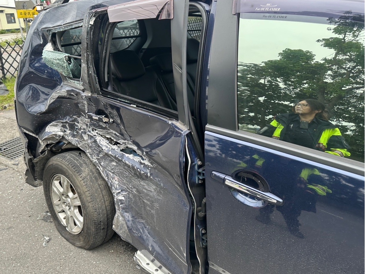 重機路口與自小客貨車碰撞 騎士噴飛重傷不治 - https://www.watchmedia01.com