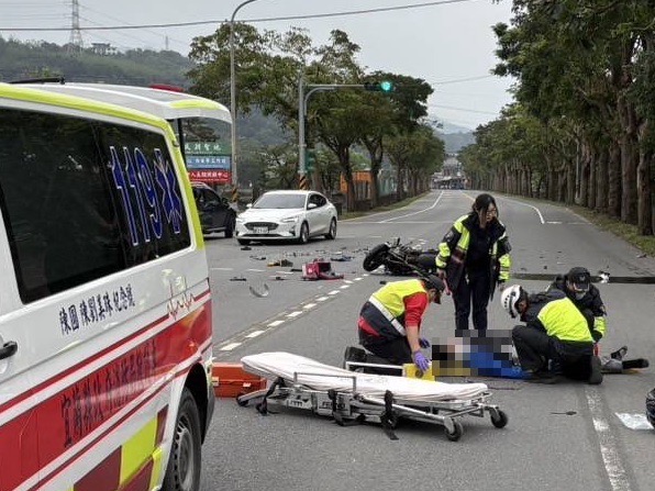 重機路口與自小客貨車碰撞 騎士噴飛重傷不治 - https://www.watchmedia01.com
