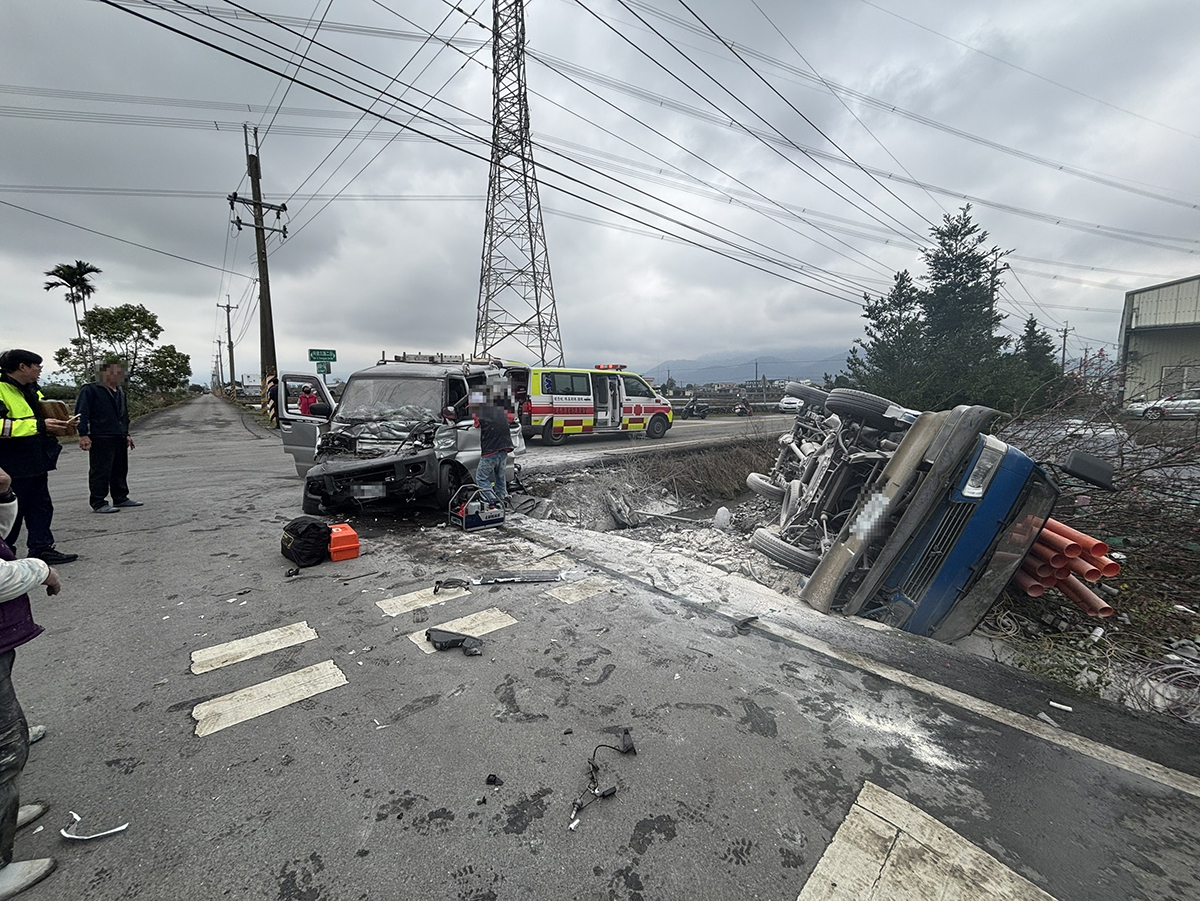 兩自小貨車路口交叉撞 一車翻覆起火燃燒駕駛送醫 - https://www.watchmedia01.com
