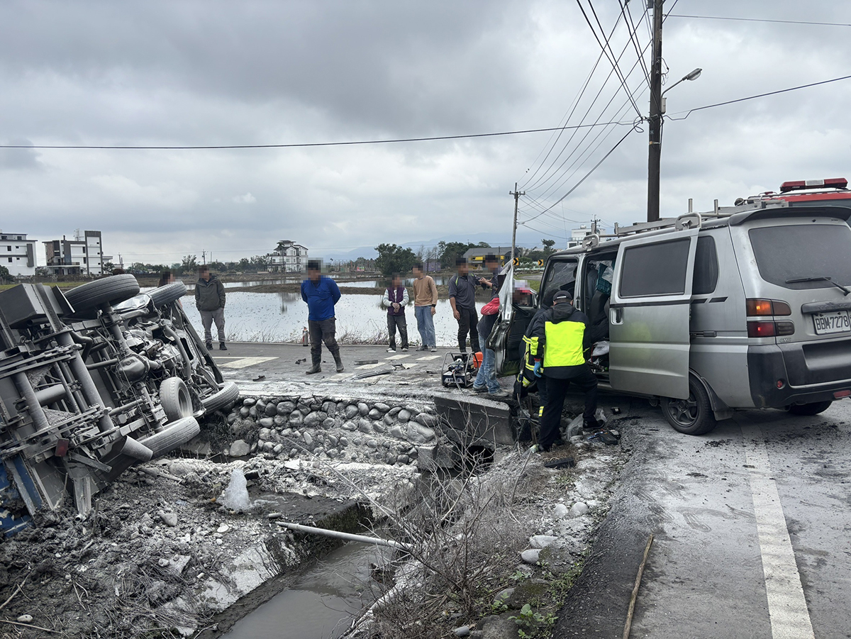 兩自小貨車路口交叉撞 一車翻覆起火燃燒駕駛送醫 - https://www.watchmedia01.com