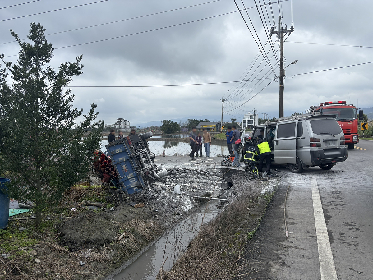 兩自小貨車路口交叉撞 一車翻覆起火燃燒駕駛送醫 - https://www.watchmedia01.com