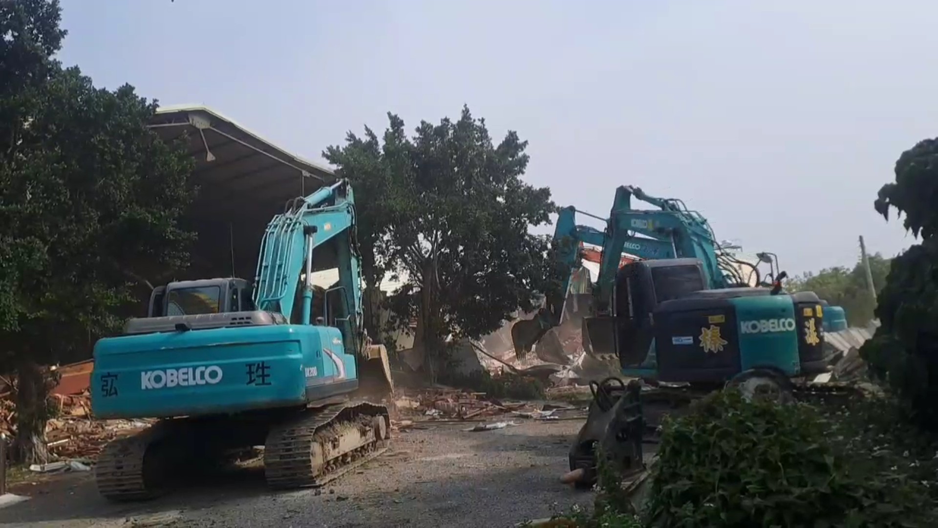 (有影片)/違建不容放任!豔名遠播 埔心真善美歌唱坊違建遭強制拆除 - https://www.watchmedia01.com