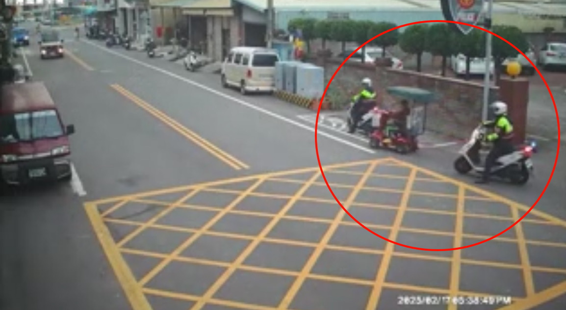 （有影片）／正妹女警護送迷路阿嬤平安返家　阿嬤送蛋糕感謝 - https://www.watchmedia01.com
