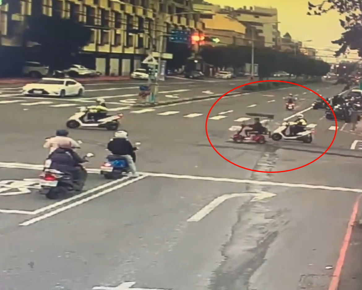 （有影片）／正妹女警護送迷路阿嬤平安返家　阿嬤送蛋糕感謝 - https://www.watchmedia01.com