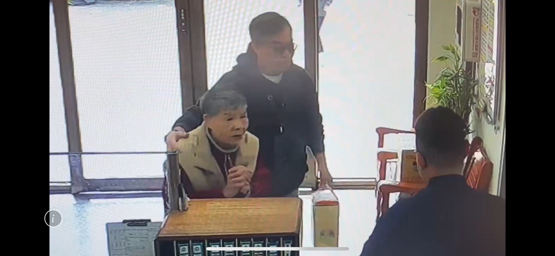 （有影片）／正妹女警護送迷路阿嬤平安返家　阿嬤送蛋糕感謝 - https://www.watchmedia01.com