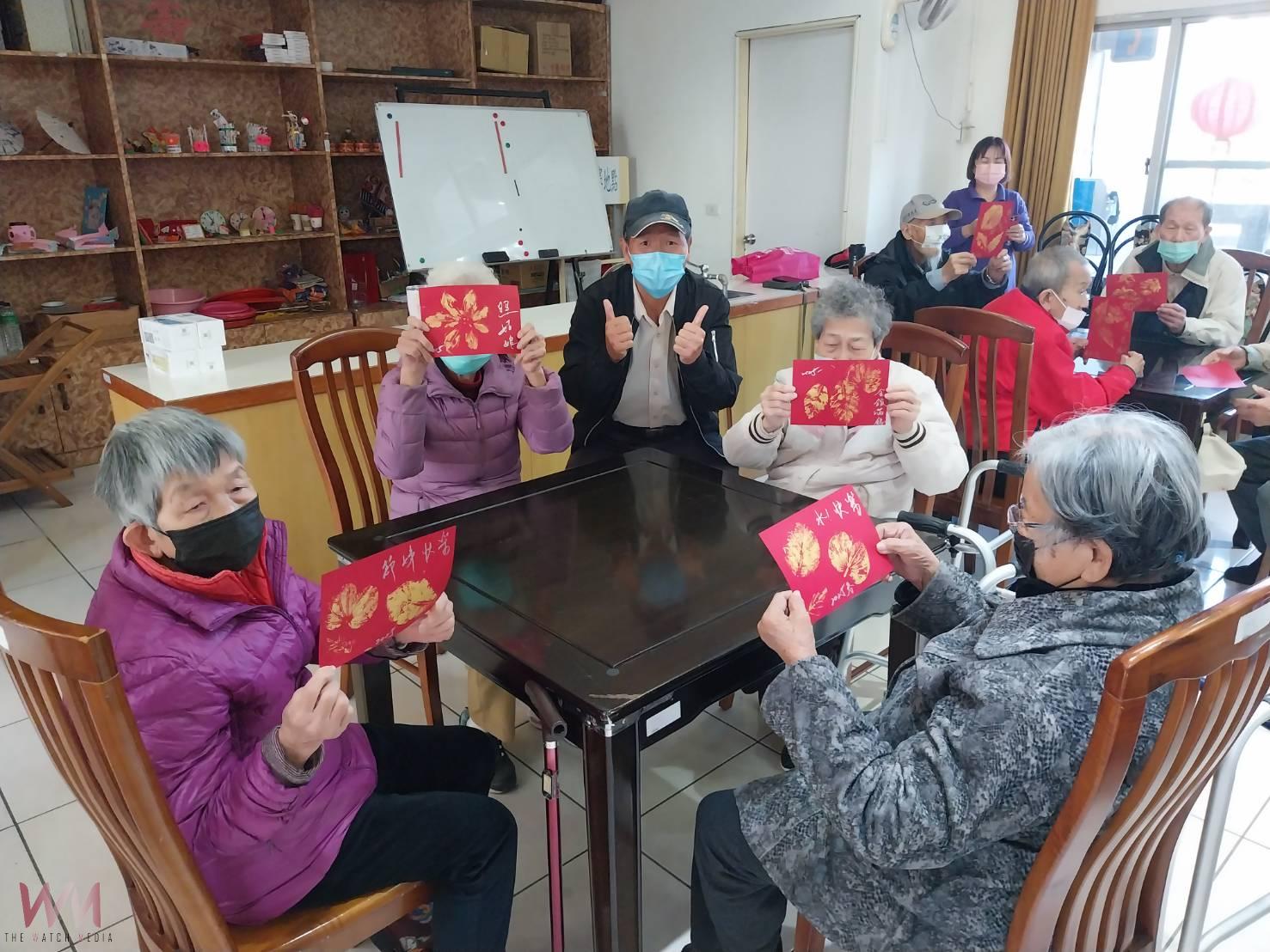 （有影片）／榮家長輩變身「藝術家」！拓印植物吉祥畫　玩出新年好運氣 - https://www.watchmedia01.com