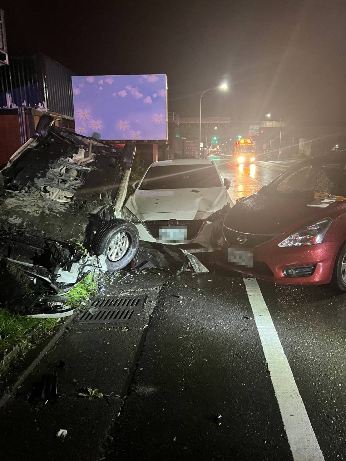 兩自小客車深夜碰撞 路邊五車無辜遭波及 - https://www.watchmedia01.com