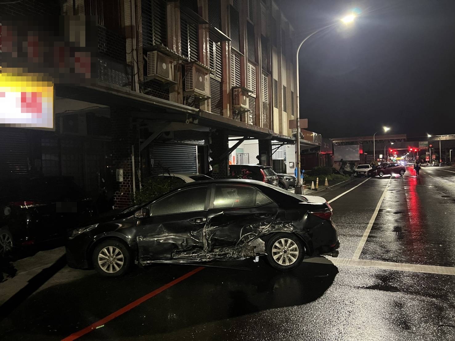 兩自小客車深夜碰撞 路邊五車無辜遭波及 - https://www.watchmedia01.com