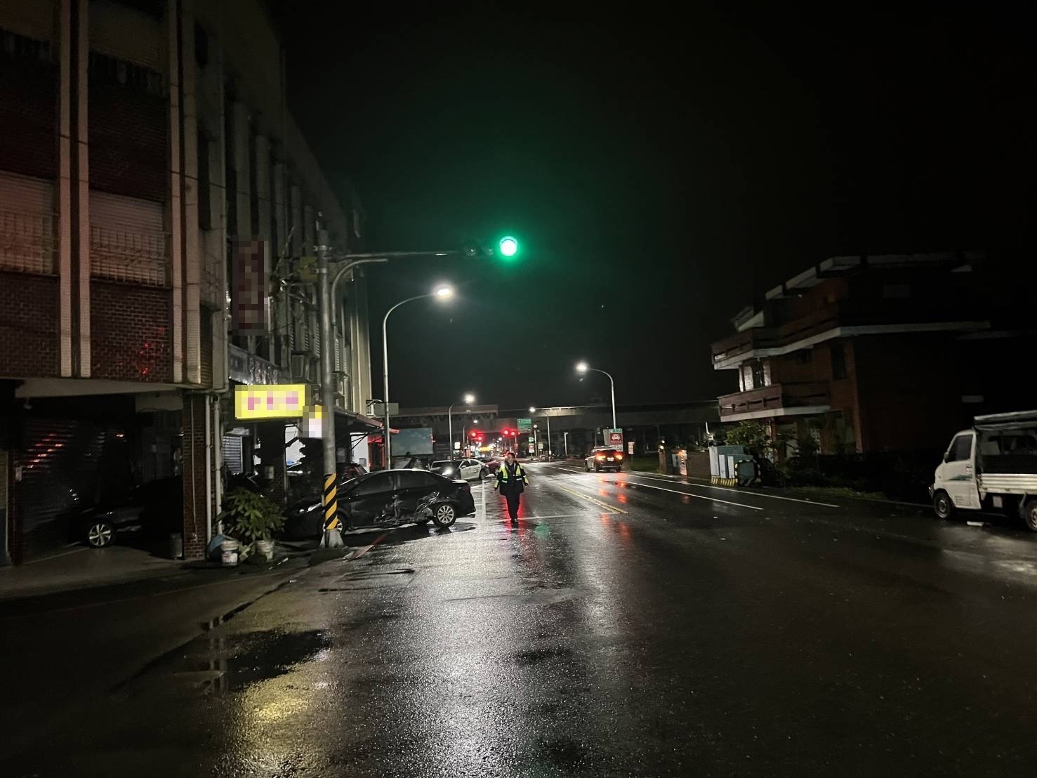 兩自小客車深夜碰撞 路邊五車無辜遭波及 - https://www.watchmedia01.com