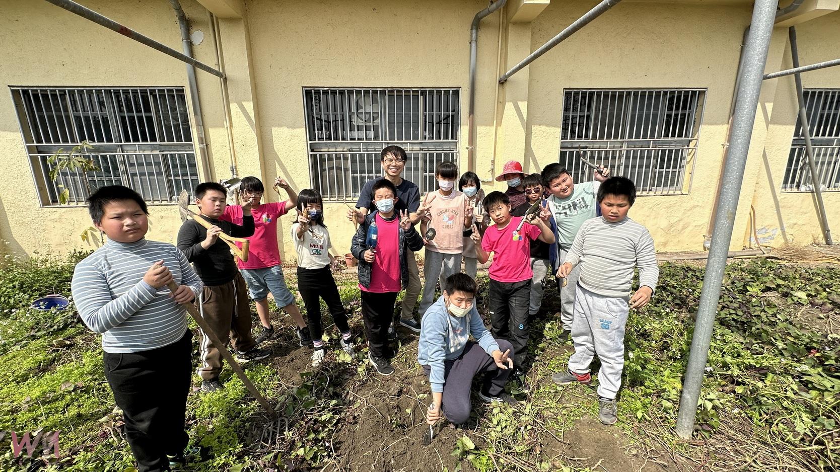 （有影片）／小朋友菜園種地瓜！二林香田國小五甲小朋友的地瓜故事 - https://www.watchmedia01.com