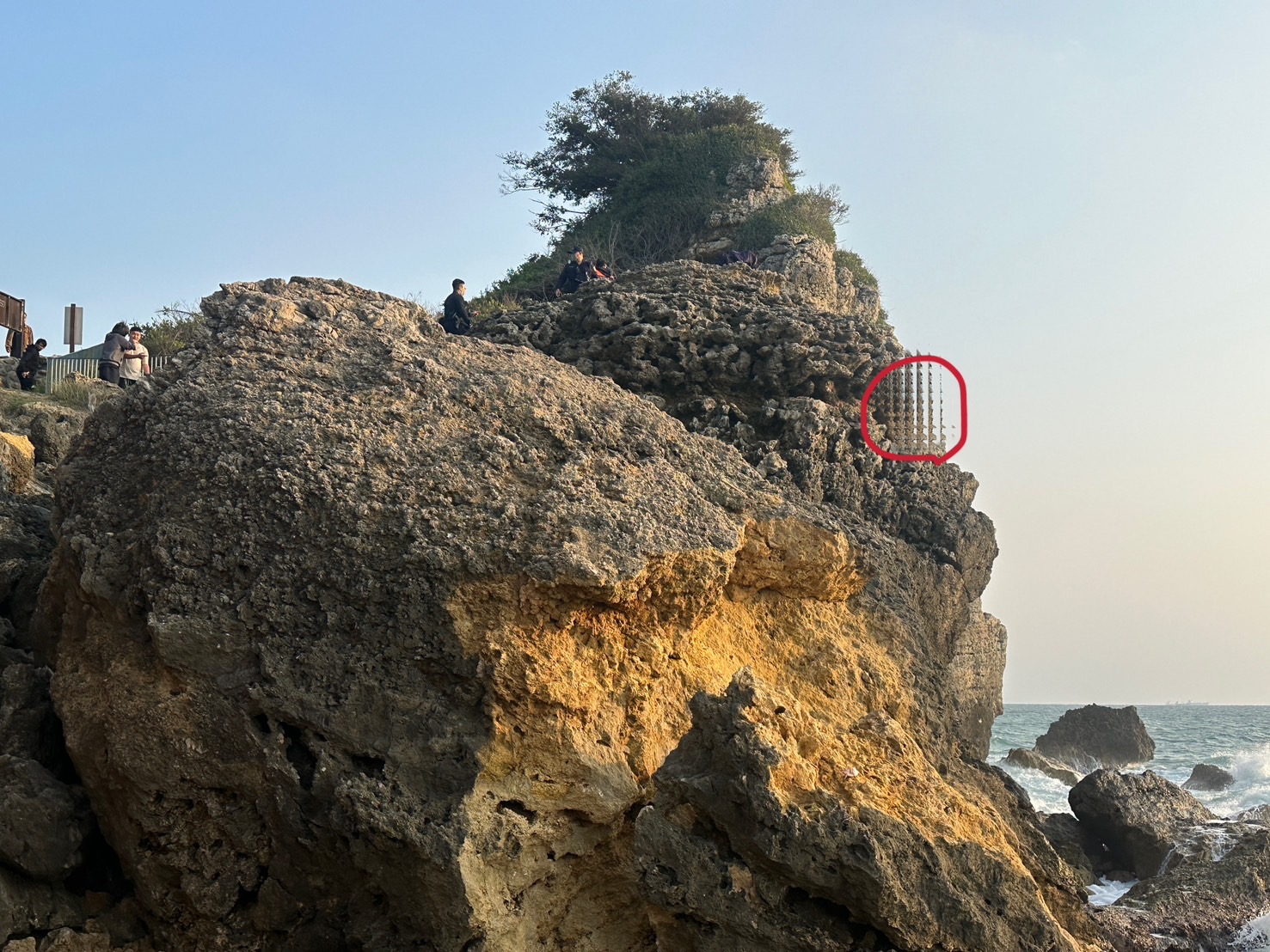 直擊／高雄女子疑觀浪受困「海蝕洞」15公尺陡峻峭壁　警消、民搜隊《繩索下降》救援解危 - https://www.watchmedia01.com