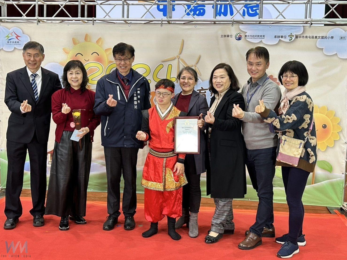 用愛肯定!中市頒發向陽教育獎助學金 16名逆境向上學生獲獎 - https://www.watchmedia01.com