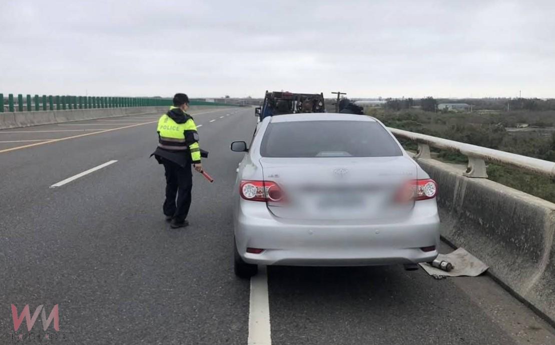 快速道路爆胎險象環生　臺西警即刻馳援保安全 - https://www.watchmedia01.com