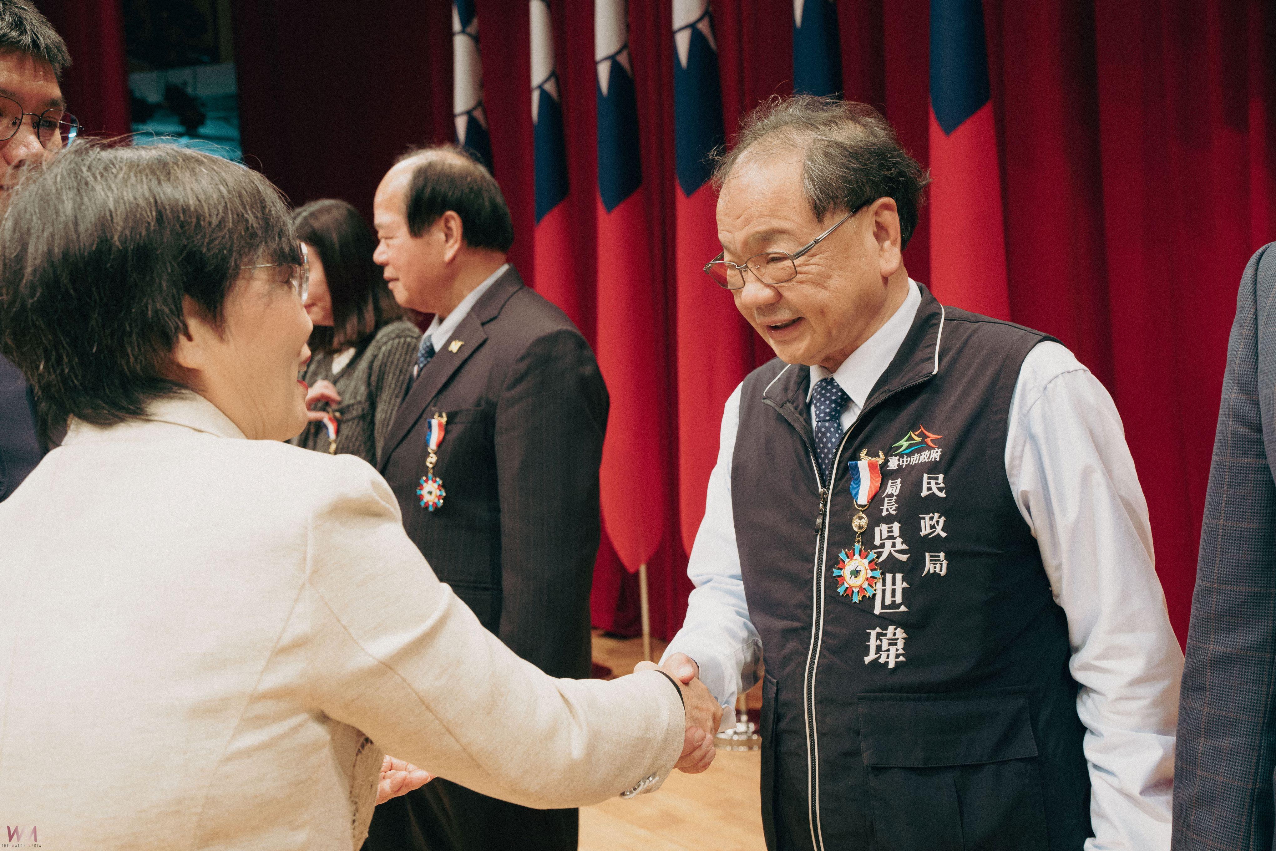 再獲肯定！ 中市府連4年奪績優役政單位、民政局長獲頒二等役政專業獎章 - https://www.watchmedia01.com