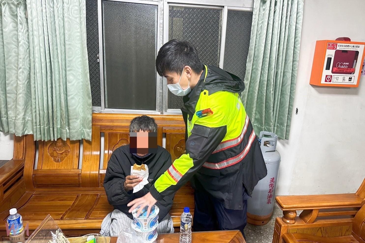 流浪數日又餓又冷男子咆哮求援　北港警暖心助返回四湖家中 - https://www.watchmedia01.com