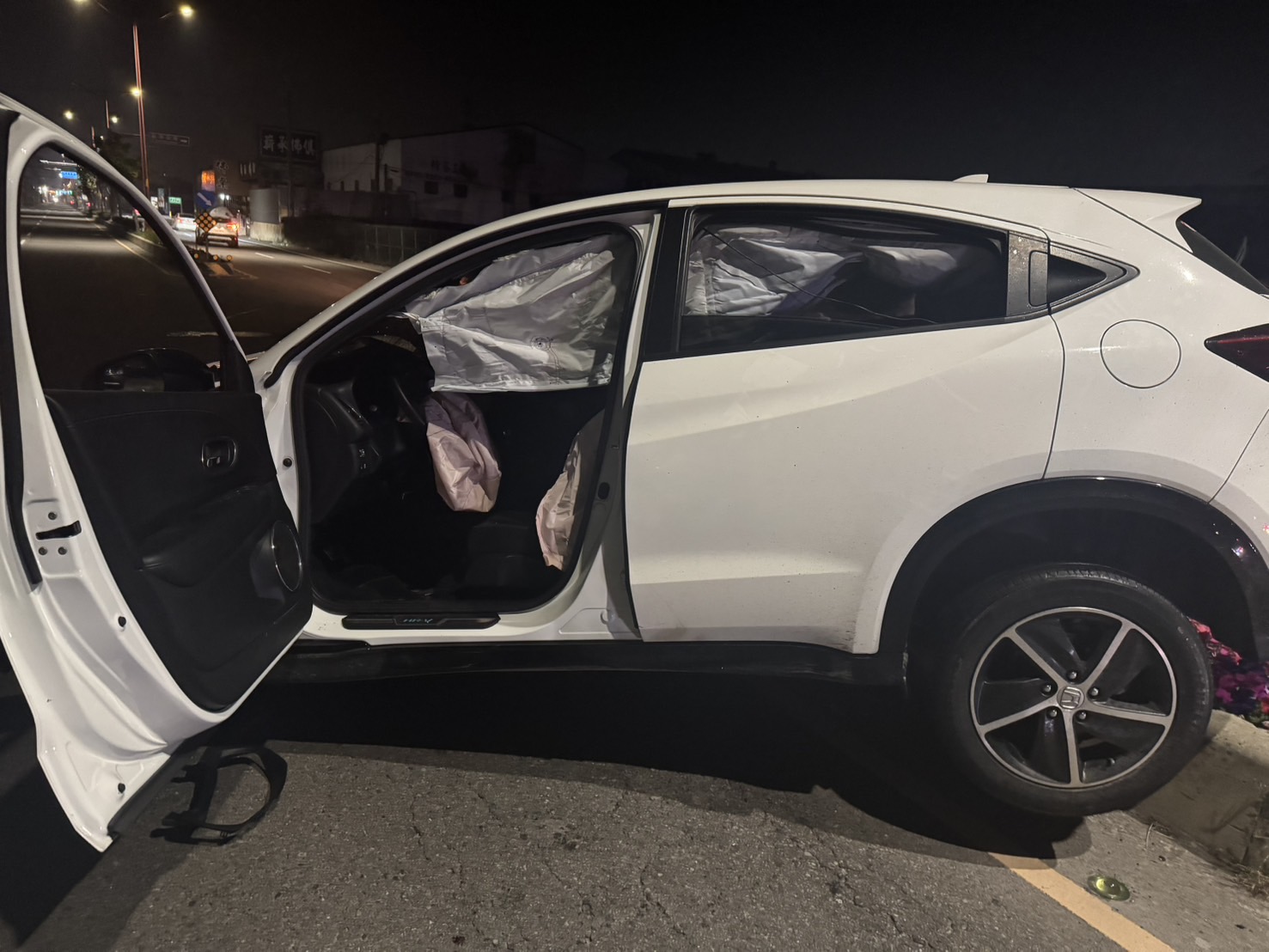 駕駛神隱？彰鹿路驚悚車禍　撞斷電線桿衝百米駕駛消失無蹤 - https://www.watchmedia01.com