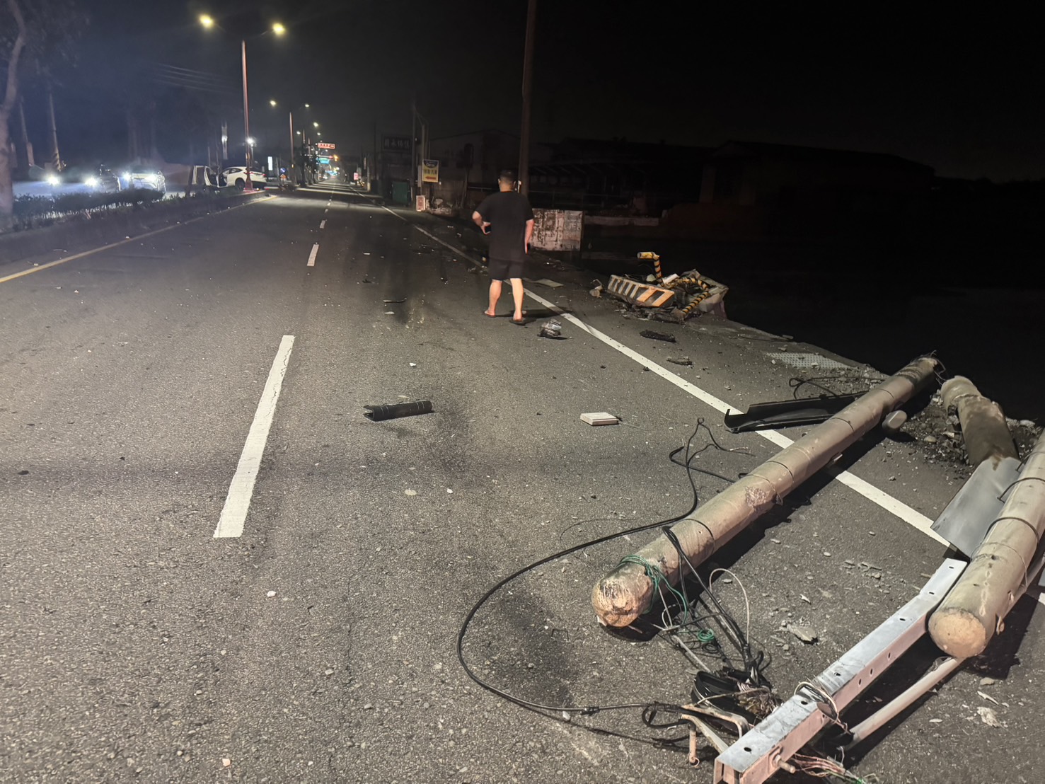 駕駛神隱？彰鹿路驚悚車禍　撞斷電線桿衝百米駕駛消失無蹤 - https://www.watchmedia01.com