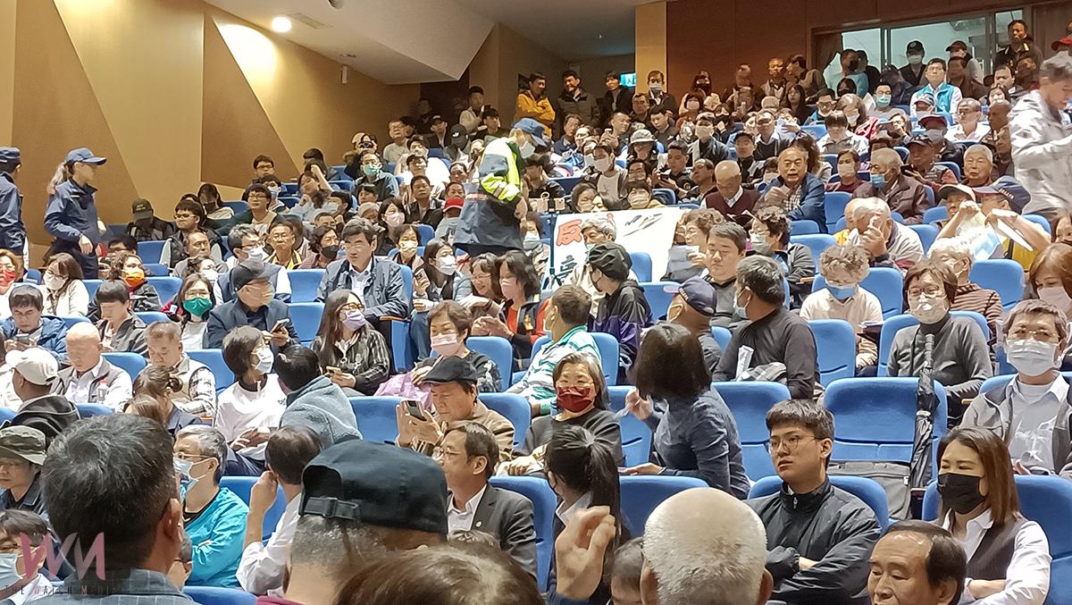 （有影片）/高鐵延伸宜蘭公聽會 環團攜帶標語進場引發支持者不滿 - https://www.watchmedia01.com