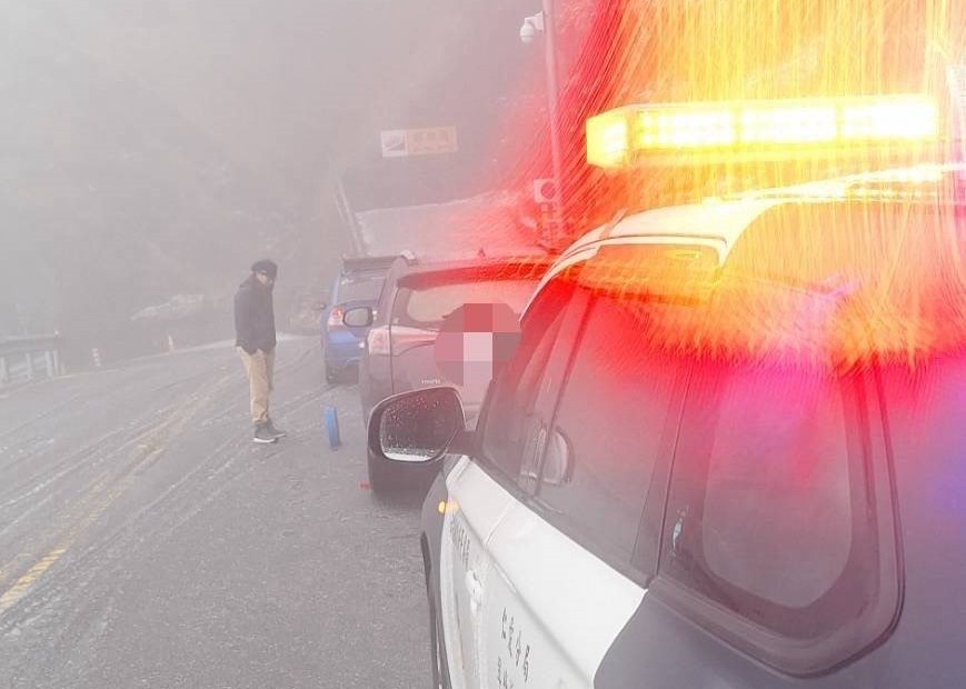 合歡山突降三月雪 民眾措手不及 仁愛警即刻救援 - https://www.watchmedia01.com
