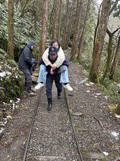 外籍遊客登太平山見晴步道腳踝扭傷 暖警不畏天寒揹負送醫 - https://www.watchmedia01.com