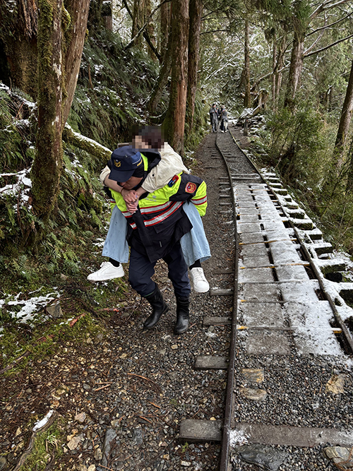 外籍遊客登太平山見晴步道腳踝扭傷 暖警不畏天寒揹負送醫 - https://www.watchmedia01.com