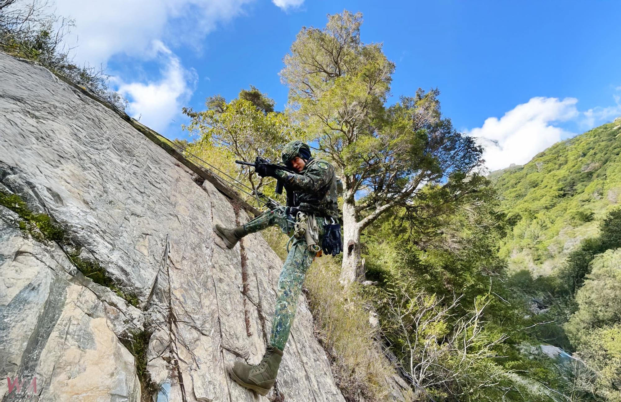 迎接兒童節 陸軍特戰英雄空降大里藝術廣場 - https://www.watchmedia01.com