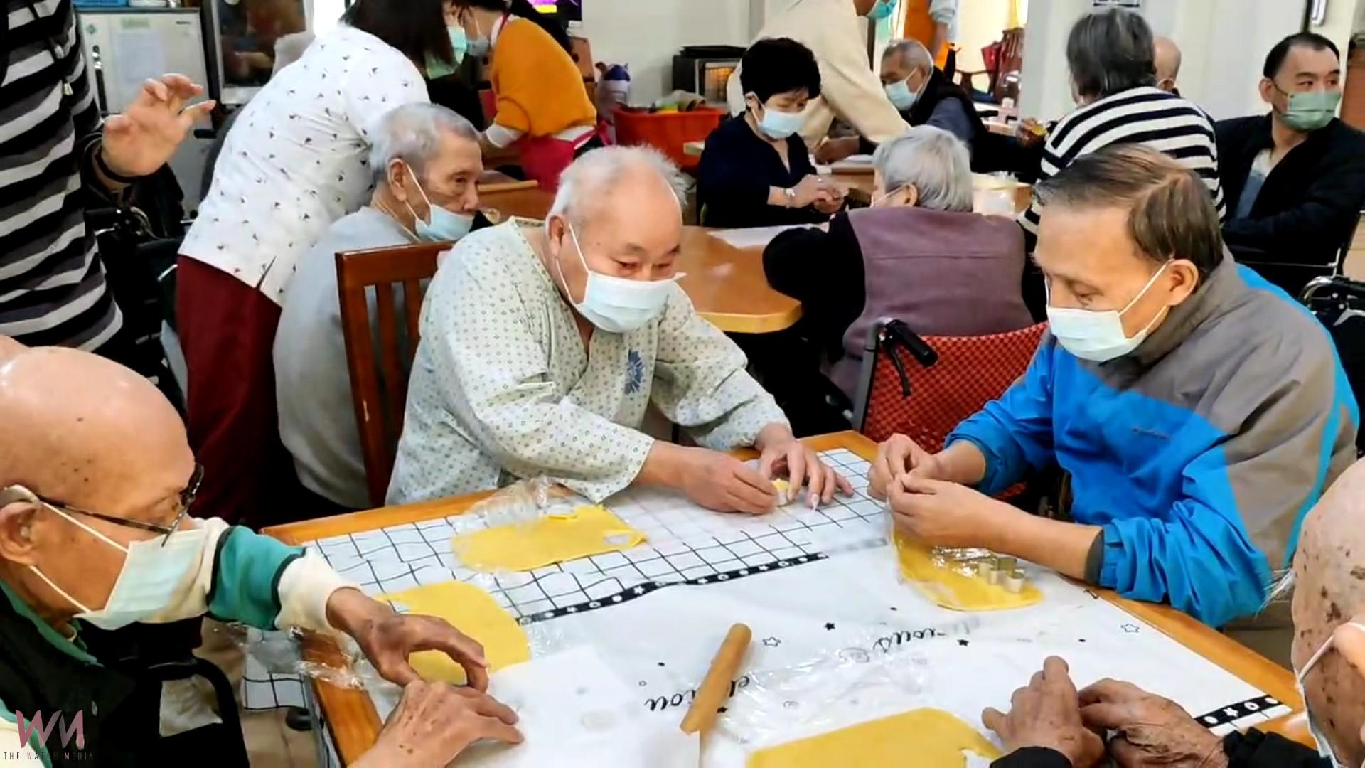 （有影片）／彰化榮家長輩手作餅乾體驗　活動增進八身心靈療癒與情感交流 - https://www.watchmedia01.com