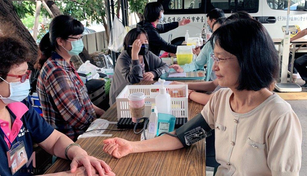 為防疫英雄提供健檢 臺中醫院前進衛生局進行員工健檢與癌篩 - https://www.watchmedia01.com