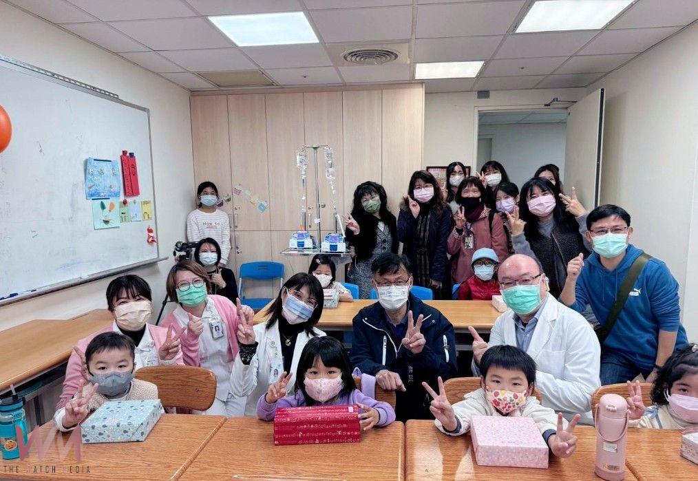 溫馨兒童節　中市教育局長暖心送愛 陪伴住院學生讀繪本、做娃娃 - https://www.watchmedia01.com