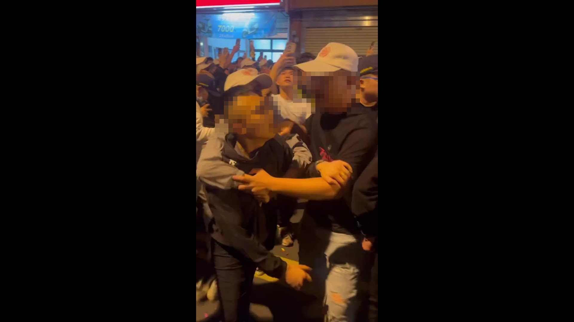 醉拳上場！大甲媽彰化遶境衝突  兩酒醉男子與娘傘組推擠 - https://www.watchmedia01.com
