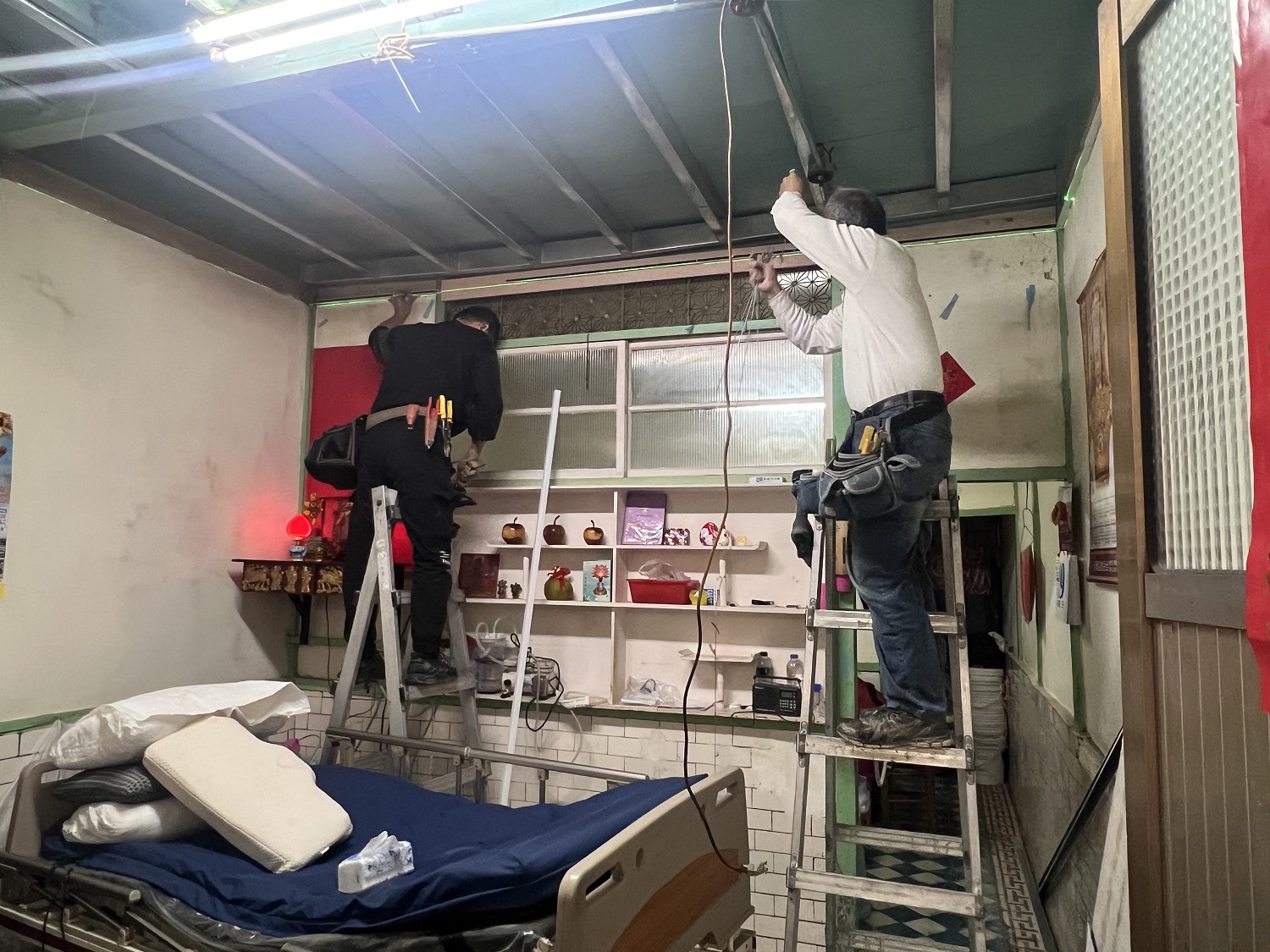 居住環境比玻璃還脆弱　聖母基金會修繕老屋守護弱勢家庭 - https://www.watchmedia01.com