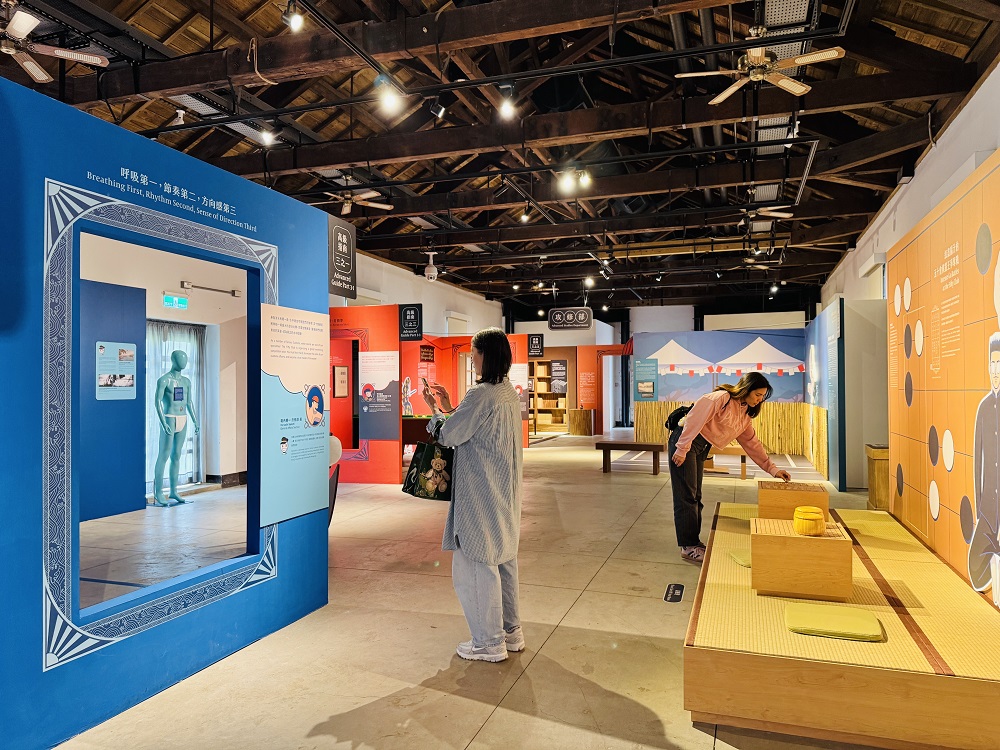 《淡水稅關五十會特展》提燈游泳「金促咪」 一根指頭玩撞球 - https://www.watchmedia01.com