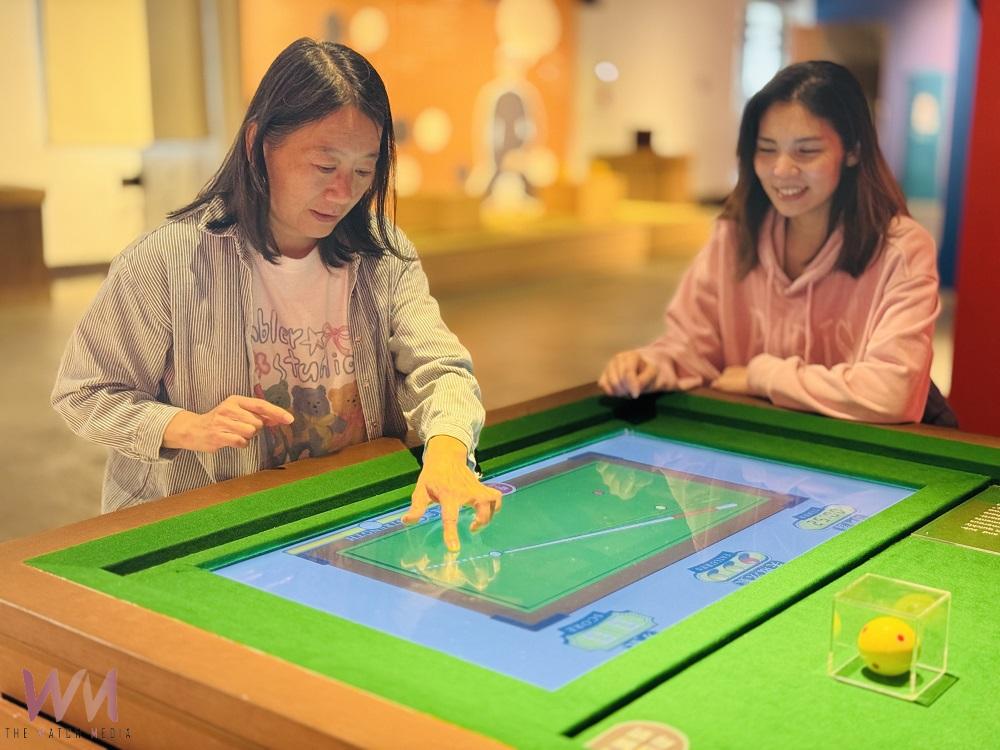 《淡水稅關五十會特展》提燈游泳「金促咪」　一根指頭玩撞球 - https://www.watchmedia01.com