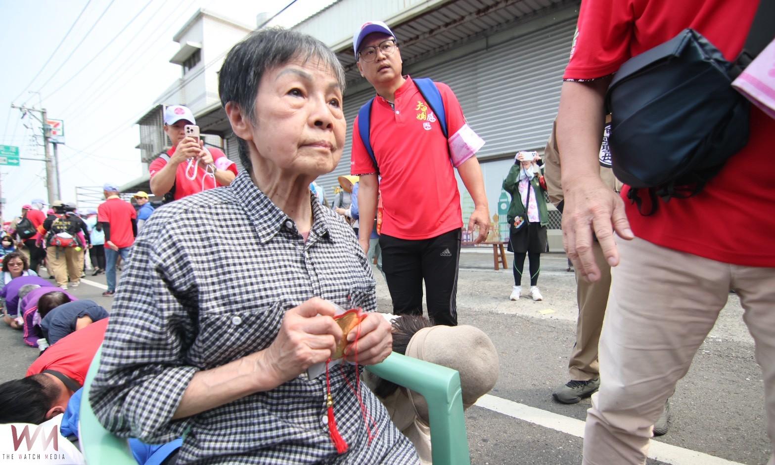 奇蹟重生-婆婆昏迷40天甦醒出院　女兒跪拜大甲媽獻金牌謝神恩 - https://www.watchmedia01.com
