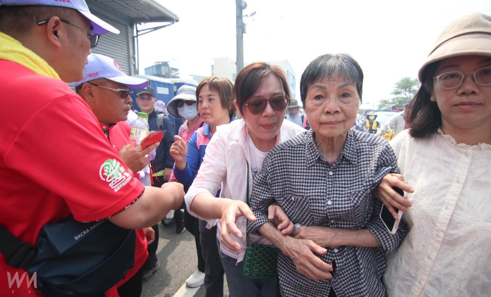 奇蹟重生-婆婆昏迷40天甦醒出院 女兒跪拜大甲媽獻金牌謝神恩 - https://www.watchmedia01.com