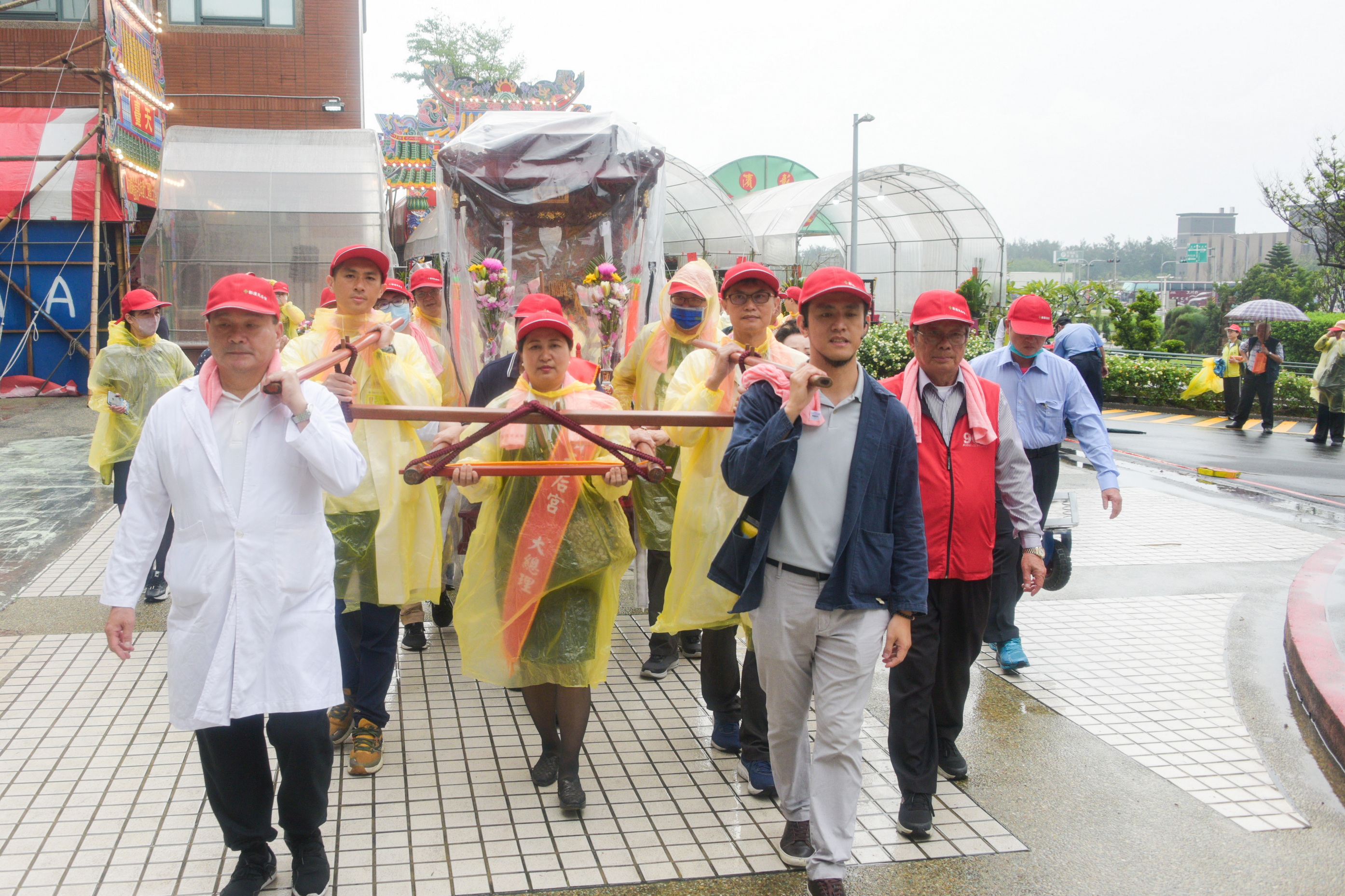 彰濱秀傳醫院舉行媽祖回鑾進香活動 白袍醫師抬轎吸睛 - https://www.watchmedia01.com