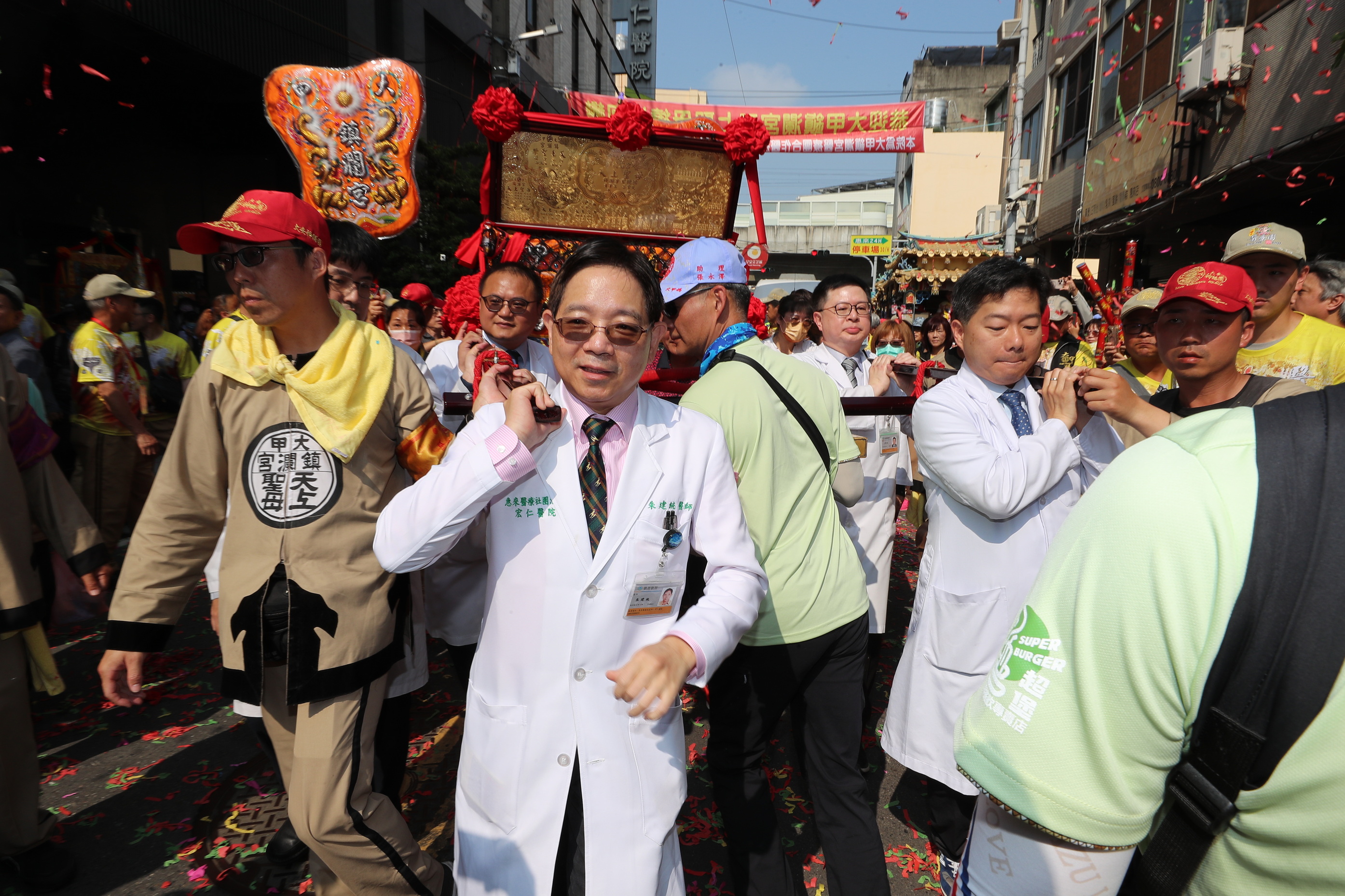 (有影片)/大甲媽回鑾駐足醫院 病房也能稜轎腳!中風患者輪椅迎媽祖 - https://www.watchmedia01.com