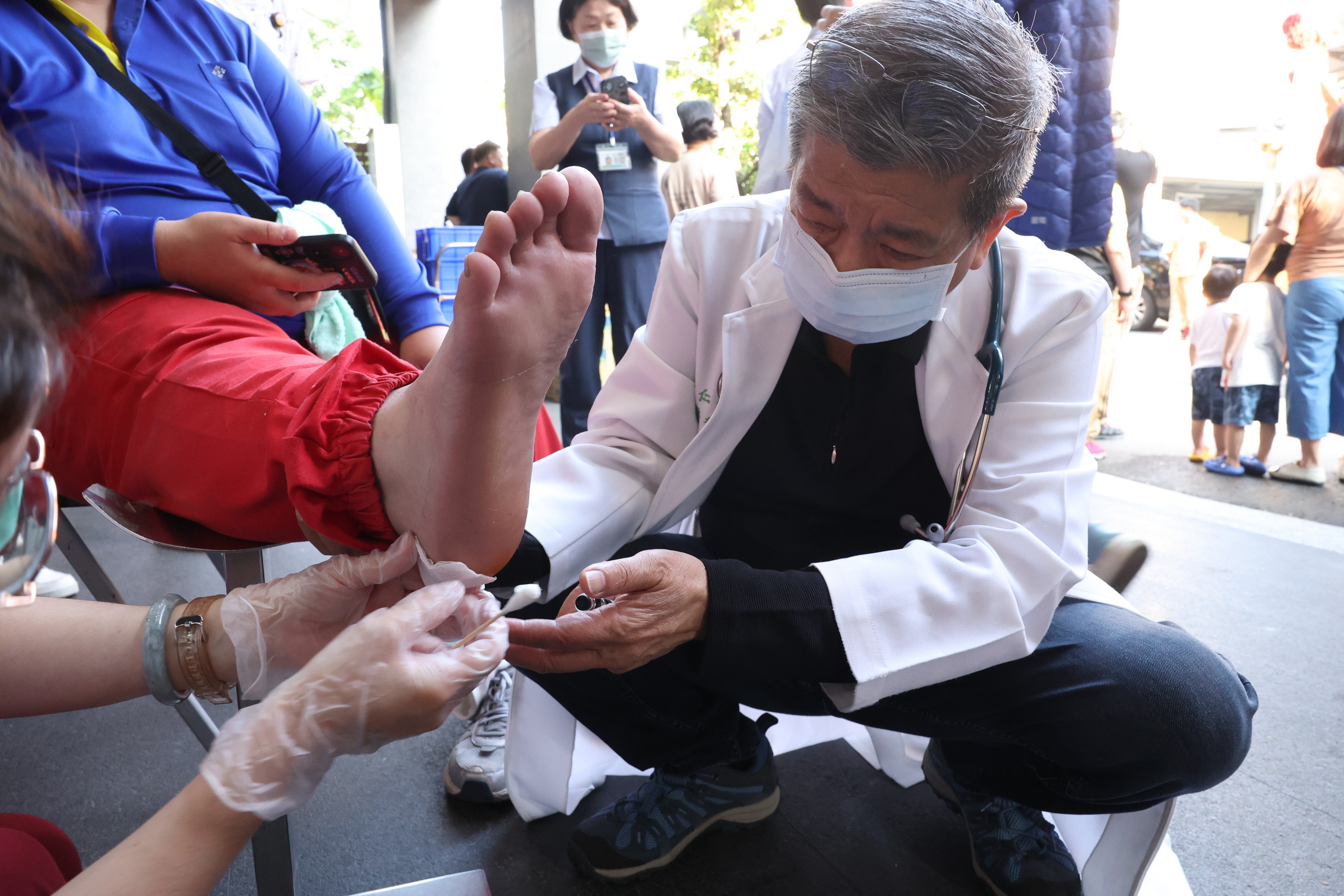 （有影片）／大甲媽回鑾駐足醫院　病房也能稜轎腳！中風患者輪椅迎媽祖 - https://www.watchmedia01.com