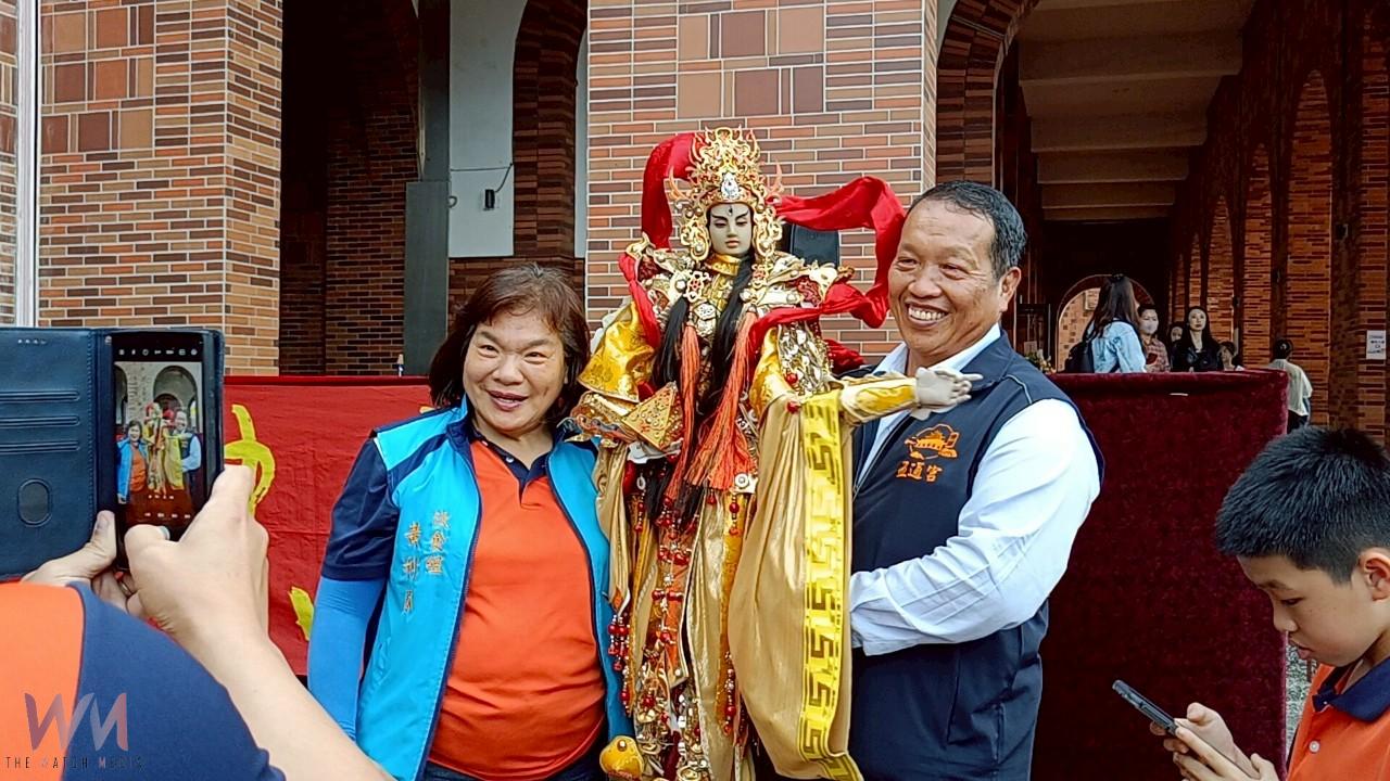 神尊參觀自己展覽！　三昧堂與五通宮創新合作蹦火花 - https://www.watchmedia01.com